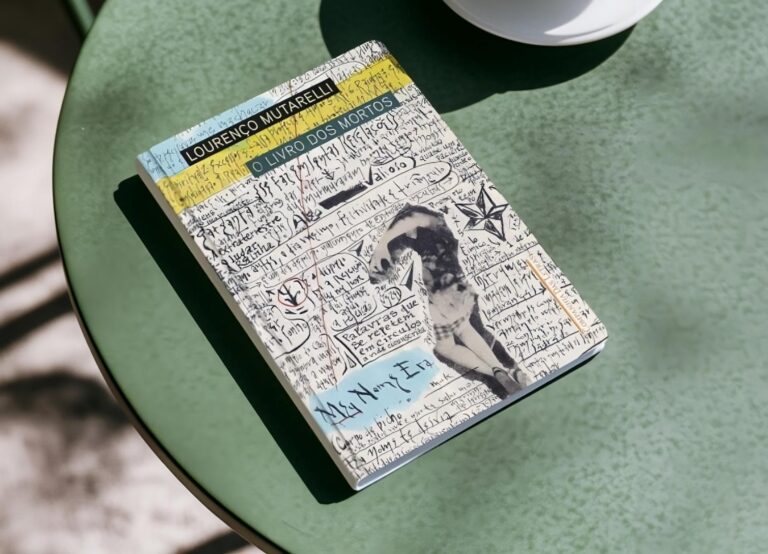 Capa de O livro dos mortos na edição da Companhia das Letras, publicada em 2022